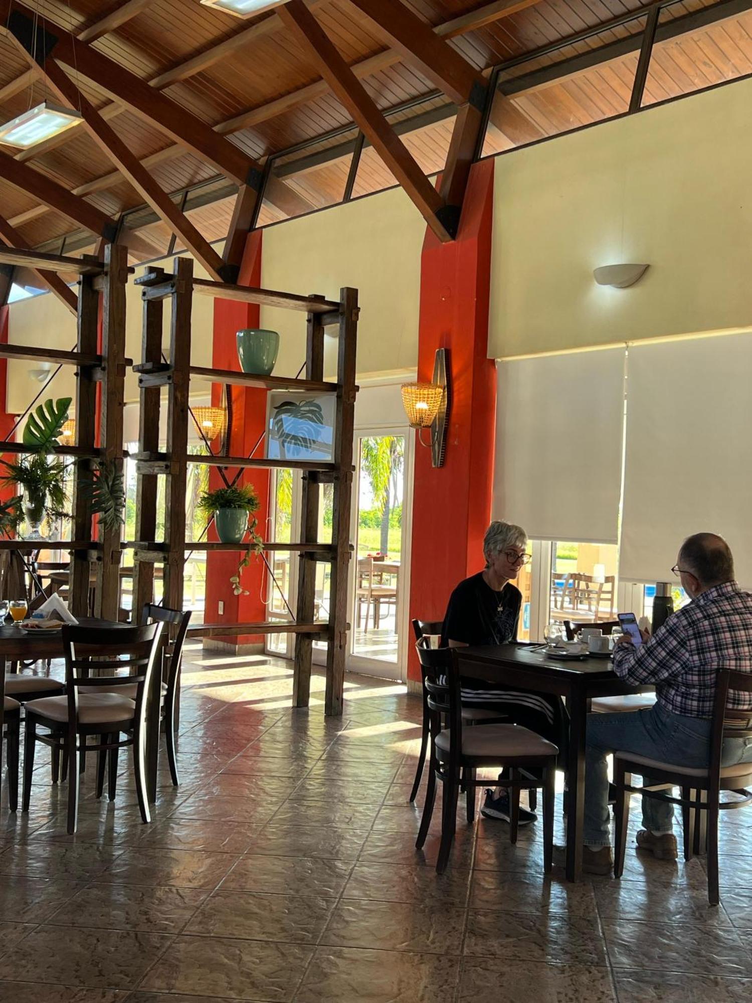 Howard Johnson Inn Rosario De La Frontera Eksteriør bilde